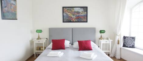 Quarto casal ou duplo standard, vista para a cidade | Escrivaninha, ferros/tábuas de passar roupa