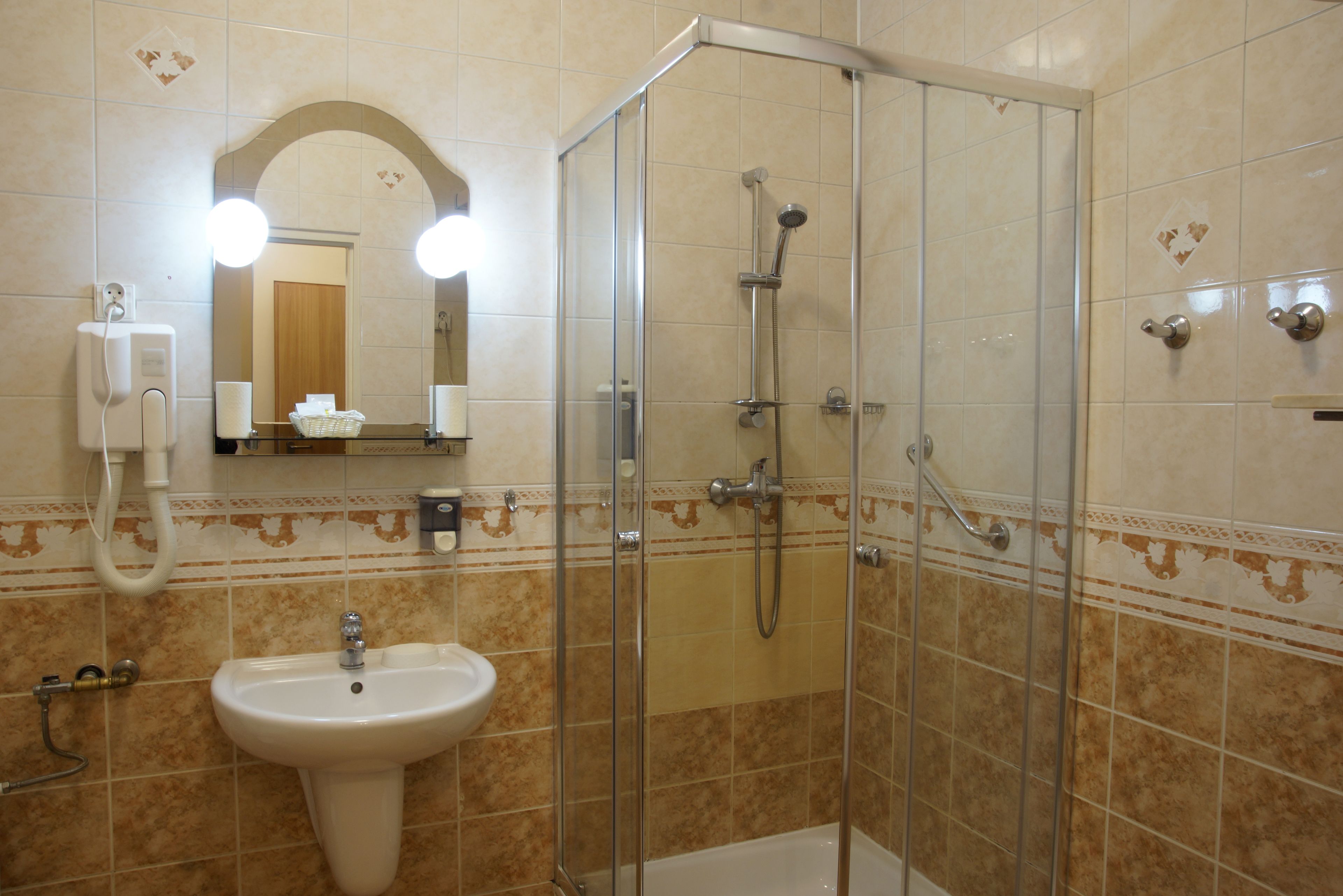 standard double room, 1 double bed, city view | bathroom | shower, free toiletries, towels