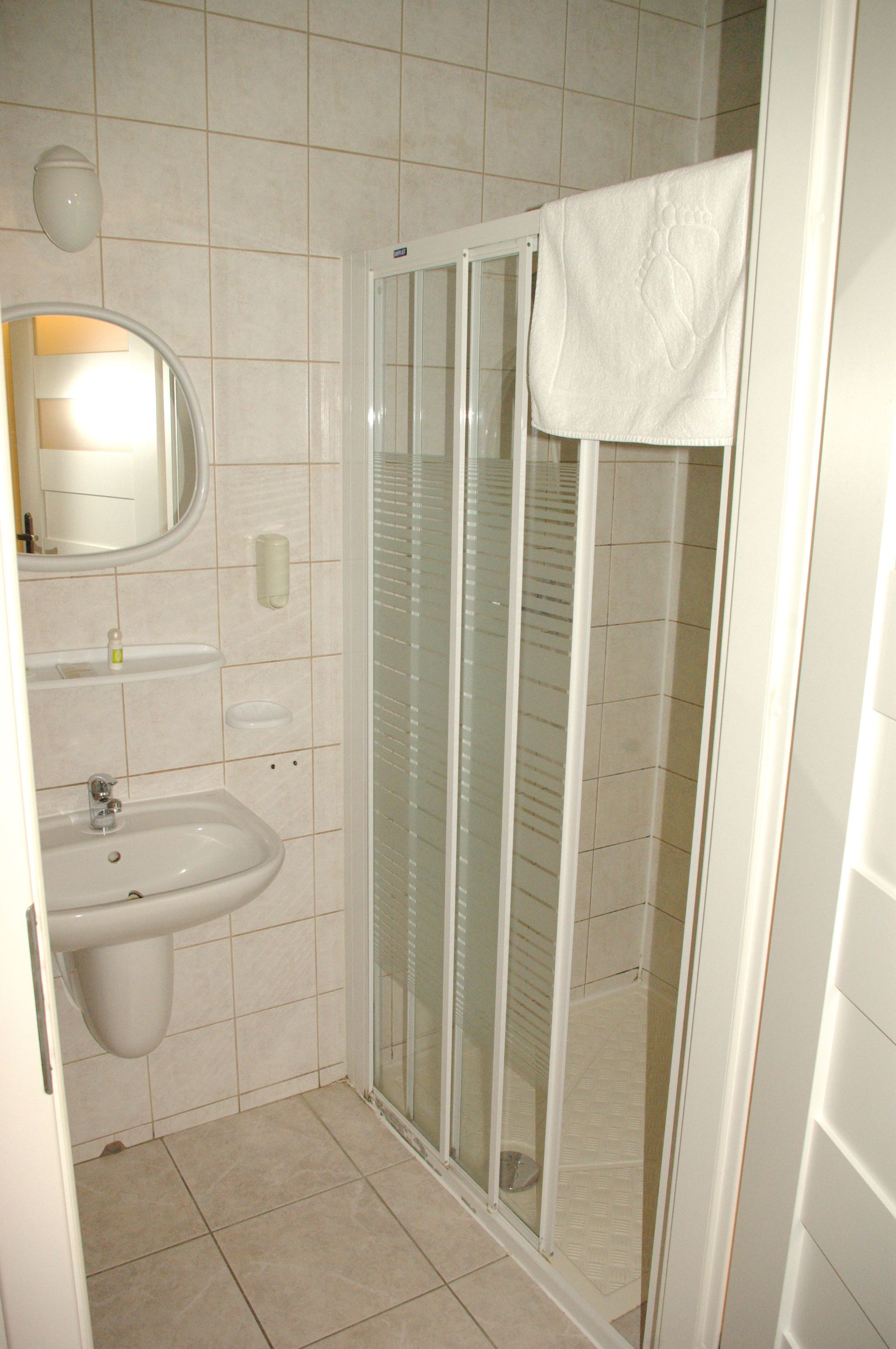 standard single room, 1 single bed, city view | bathroom | shower, free toiletries, towels