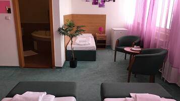 Chambre Triple | Coffres-forts dans les chambres, bureau, Wi-Fi gratuit, draps fournis