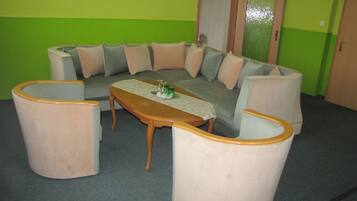 Chambre Double Deluxe, 1 chambre, salle de bains privée | Salle de séjour | Télévision