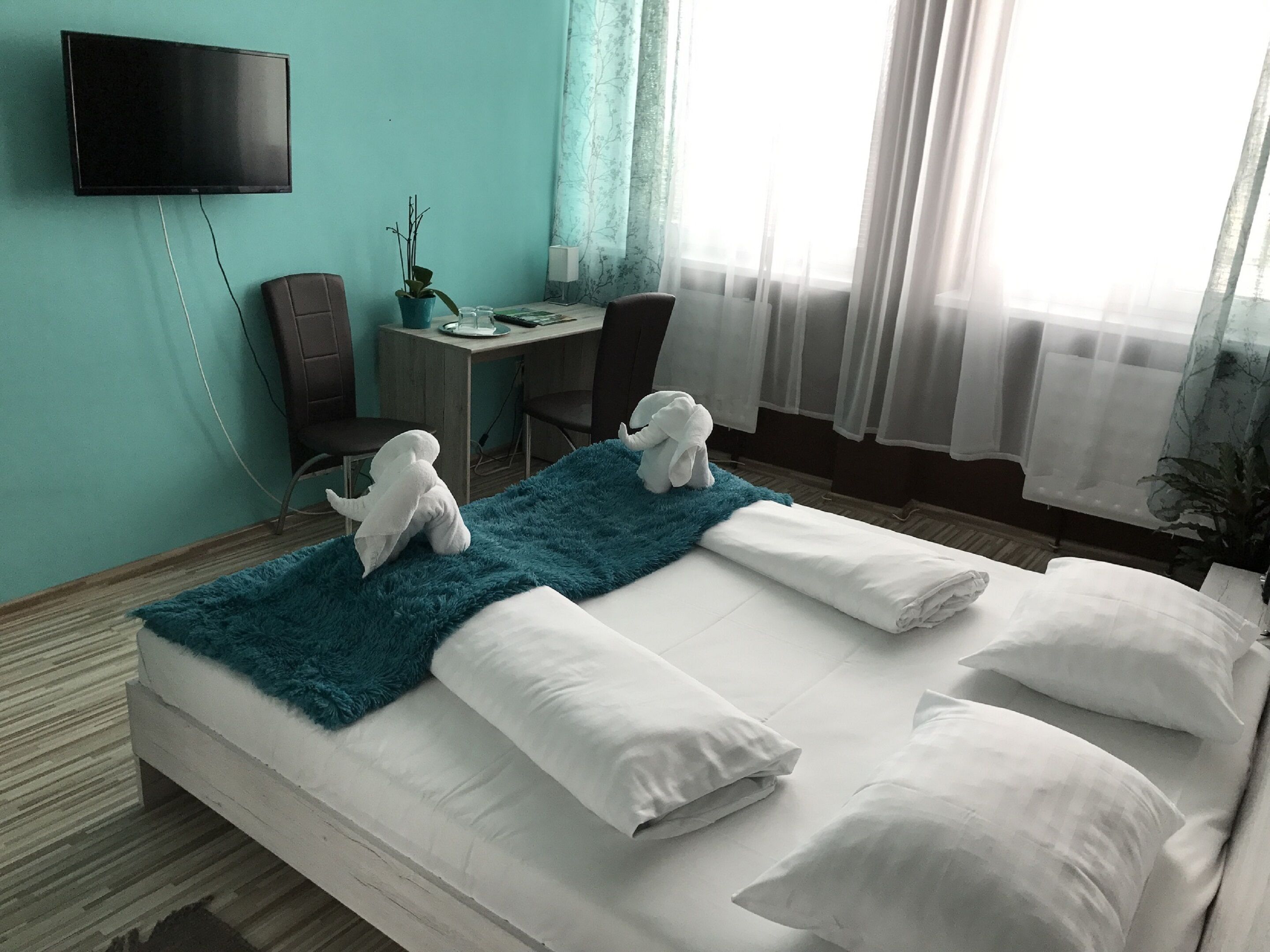 Deluxe Double Room, 1 Bedroom, Private Bathroom | In-room safe, desk, free WiFi, bed sheets