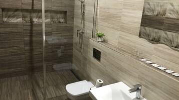 Deluxe Double Room, 1 Bedroom, Private Bathroom | Bathroom | Free toiletries, hair dryer, towels