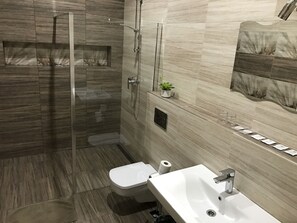 Deluxe tweepersoonskamer, 1 slaapkamer, privébadkamer | Badkamer | Gratis toiletartikelen, een haardroger, handdoeken