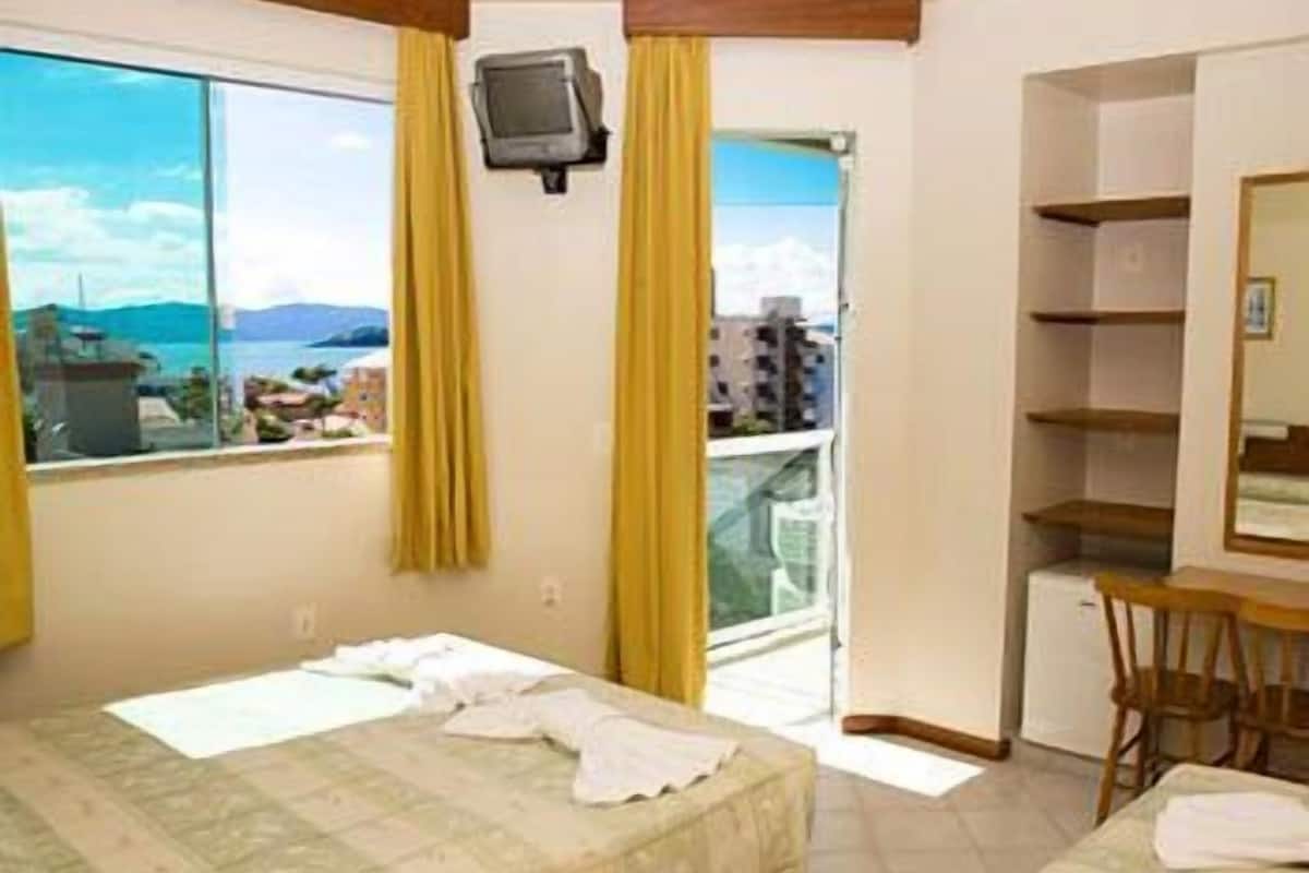 Minibar, in-room safe, WiFi (surcharge)