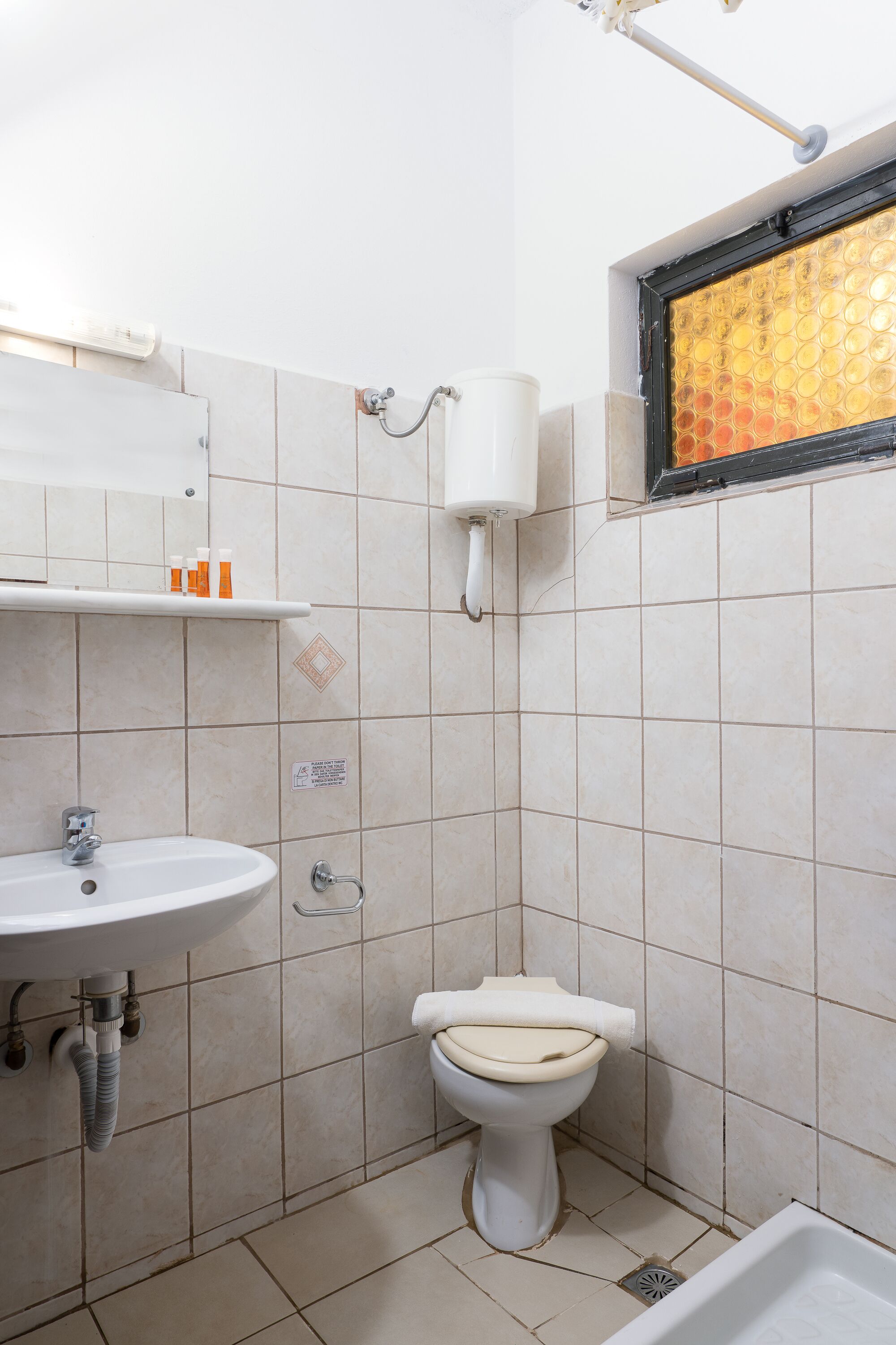 Un baño pequeño con lavamanos, inodoro y bañera.