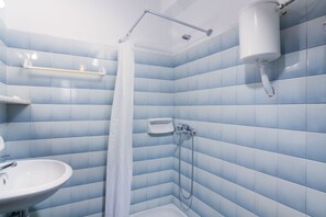 Studio (twin) | Bathroom | Shower, hair dryer, towels, soap - Dimitra Studios (Corfu)