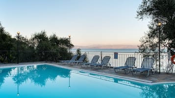 Piscina stagionale all'aperto, ombrelloni da piscina, lettini