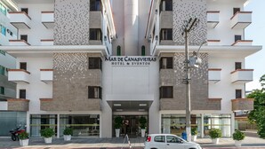 A modern hotel with a tiled facade, balconies, and a central entrance. - Mar de Canasvieiras Hotel & Eventos (Florianópolis)