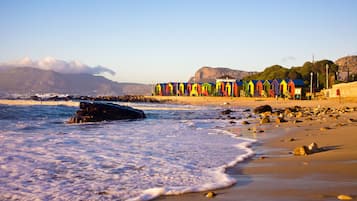 Perto da praia, areia branca, toalhas de praia, 5 bares na praia