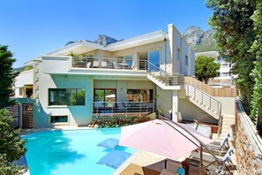 Outdoor pool, pool umbrellas, pool loungers - Villa Atlantica Boutique Guesthouse (Cape Town)