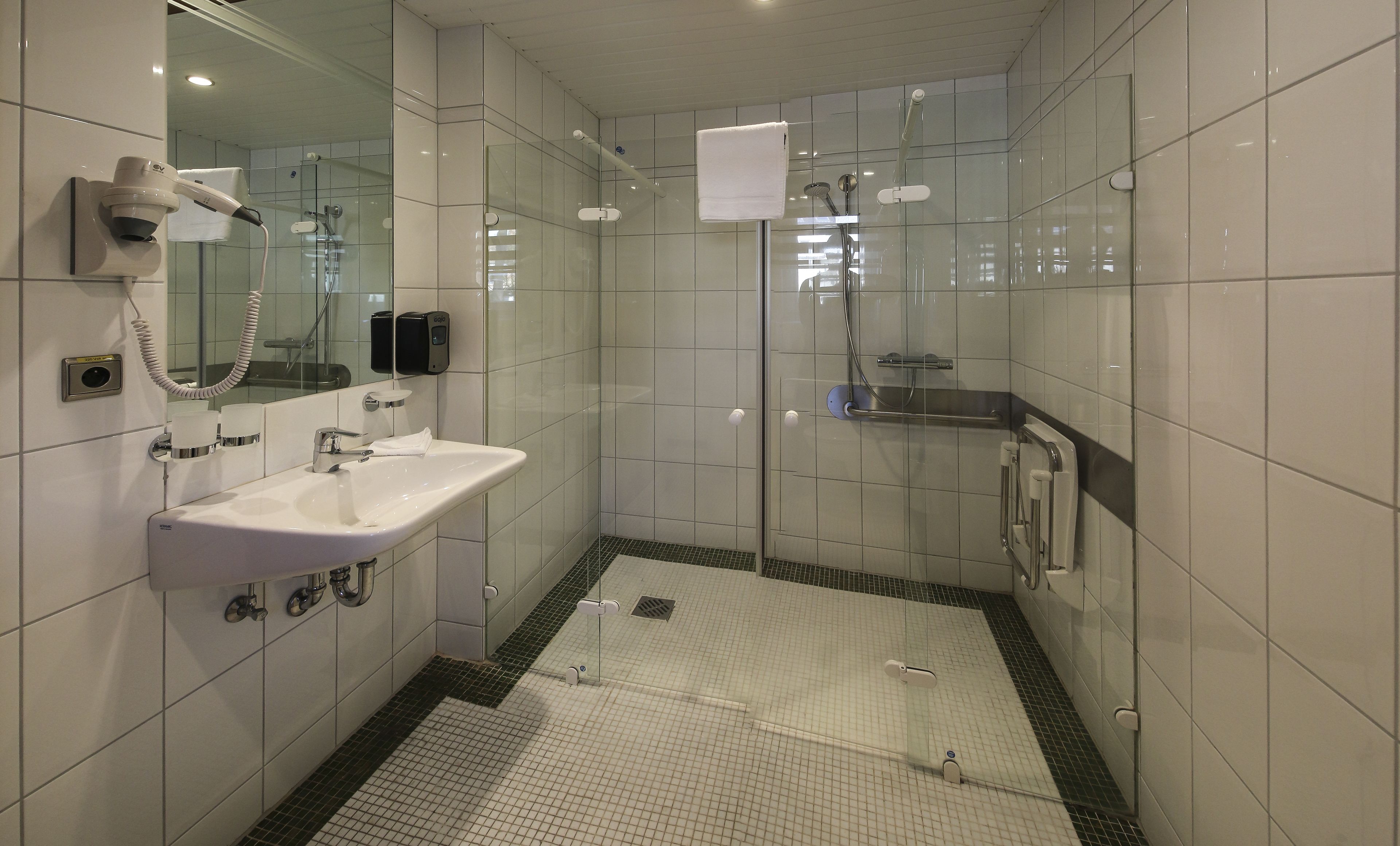 Doppelzimmer | Badezimmer | Dusche, kostenlose Toilettenartikel, Haartrockner, Hausschuhe