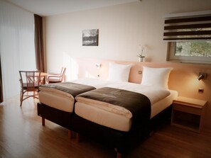 Ropa de cama de alta calidad, escritorio y cortinas blackout 