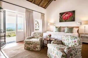 高档床上用品、羽绒被、迷你吧、客房内保险箱