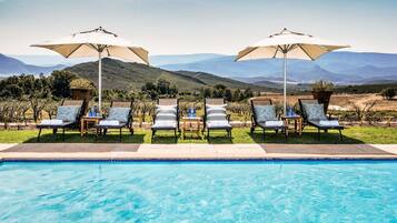 Piscine extérieure, parasols de plage, chaises longues
