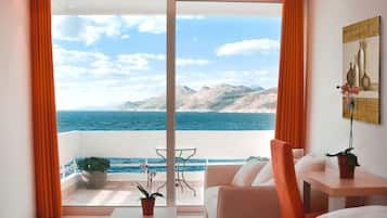 Executive Apartment | Minibar, in-room safe, desk, iron/ironing board