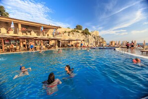 2 buitenzwembaden, gratis zwembadcabana's, parasols voor strand/zwembad