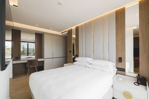 Een minibar, een kluis op de kamer, een bureau