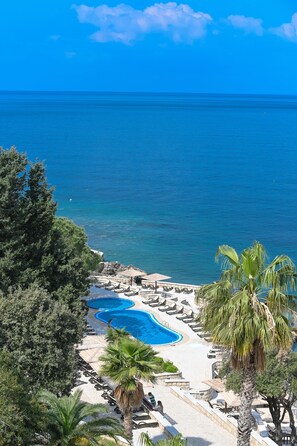 2 outdoor pools, free pool cabanas, pool umbrellas - Radisson Resort Ruza Vjetrova (Bar)