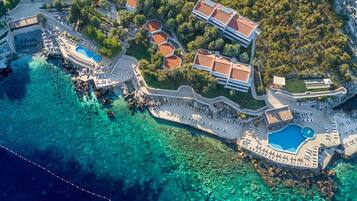 2 outdoor pools, free cabanas, pool umbrellas