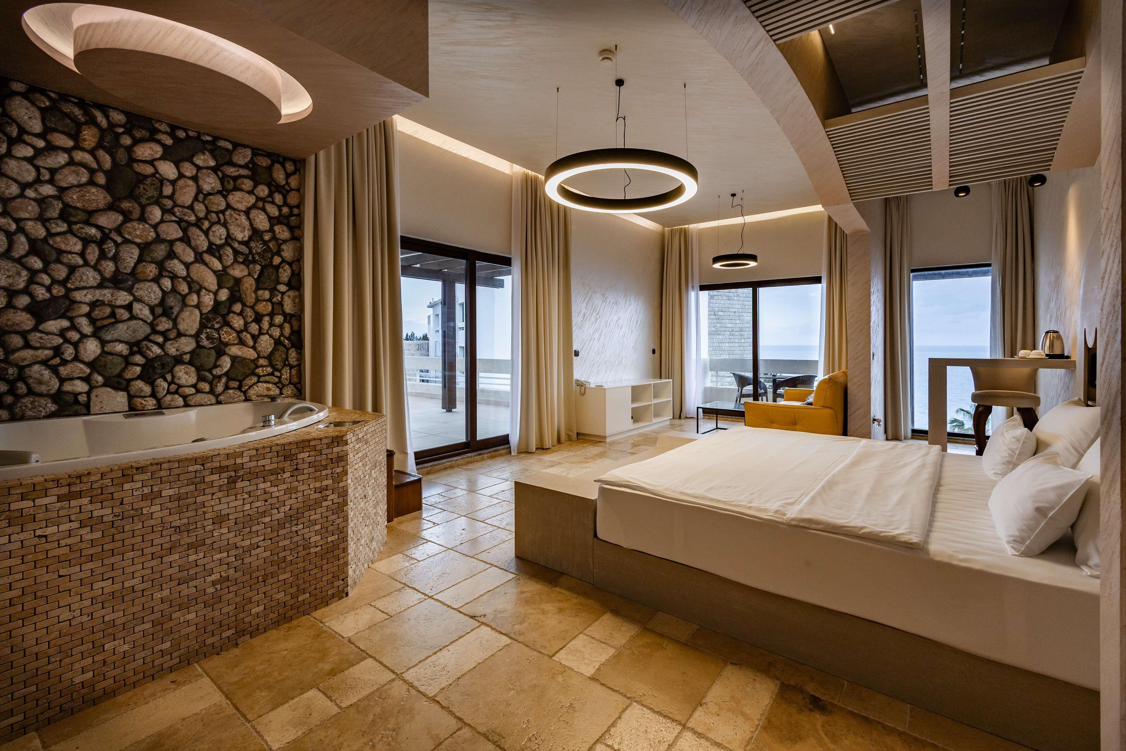 Minibar, in-room safe, desk, iron/ironing board