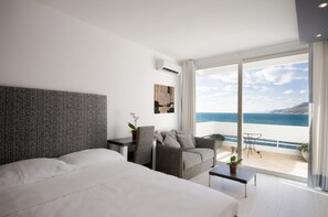 Minibar, in-room safe, desk, iron/ironing board - Radisson Resort Ruza Vjetrova (Bar)