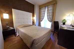 Quarto solteiro | Roupas de cama antialérgicas, frigobar, cofres nos quartos, escrivaninha