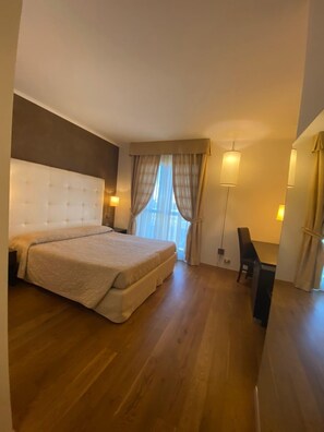 Superior-Doppel- oder -Zweibettzimmer | Allergikerbettwaren, Minibar, Zimmersafe, Schreibtisch