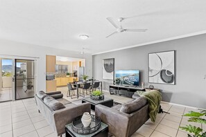 Living area - Cairns City Apartments (Cairns)