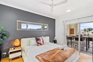Apartment, 3 Bedrooms | Down duvets, individually decorated, individually furnished, desk - Cairns City Apartments (Cairns)