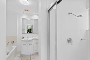 Apartment, 3 Bedrooms | Bathroom | Separate bathtub and shower, hair dryer, towels - Cairns City Apartments (Cairns)