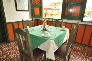 Breakfast, lunch, dinner served; pool views 