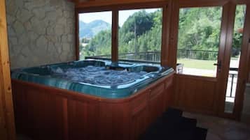 Indoor spa tub