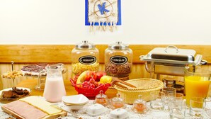 A breakfast buffet with various food items, including cereals, fruits, and beverages. - Casa Kalfu (Puerto Varas)