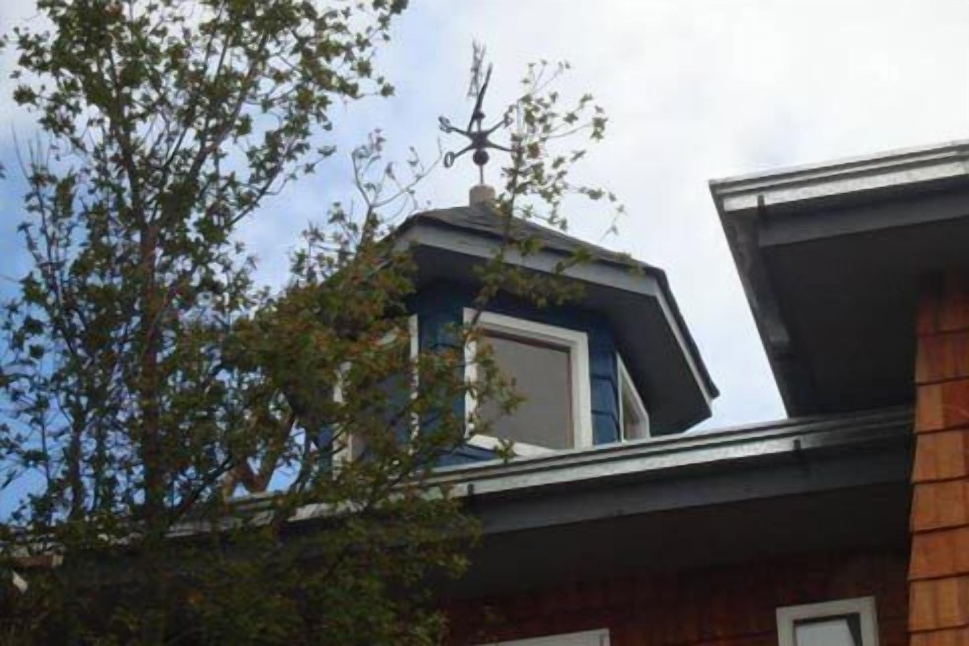 Un bâtiment doté d’un toit en pente et d’une fenêtre bien visible.