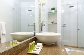 Habitación triple | Baño | Regadera, regadera tipo lluvia, amenidades de baño gratuitas