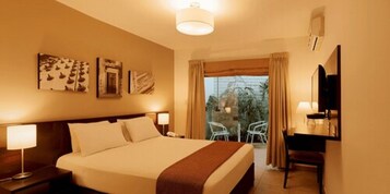 Superior-Doppelzimmer, Terrasse | Hochwertige Bettwaren, Minibar, Zimmersafe, Schreibtisch