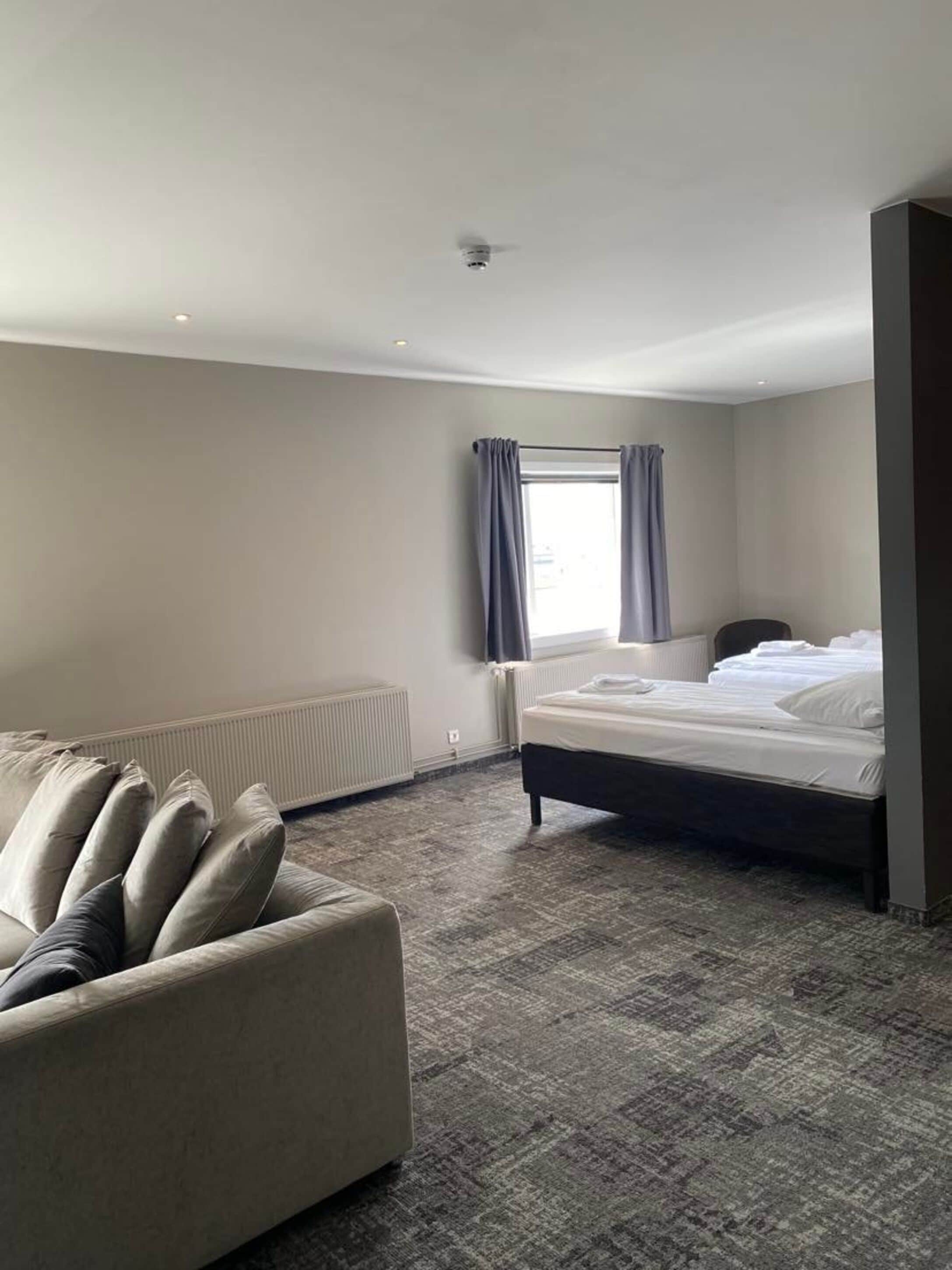 family room (6 people) | 1 bedroom, desk, laptop workspace, blackout curtains