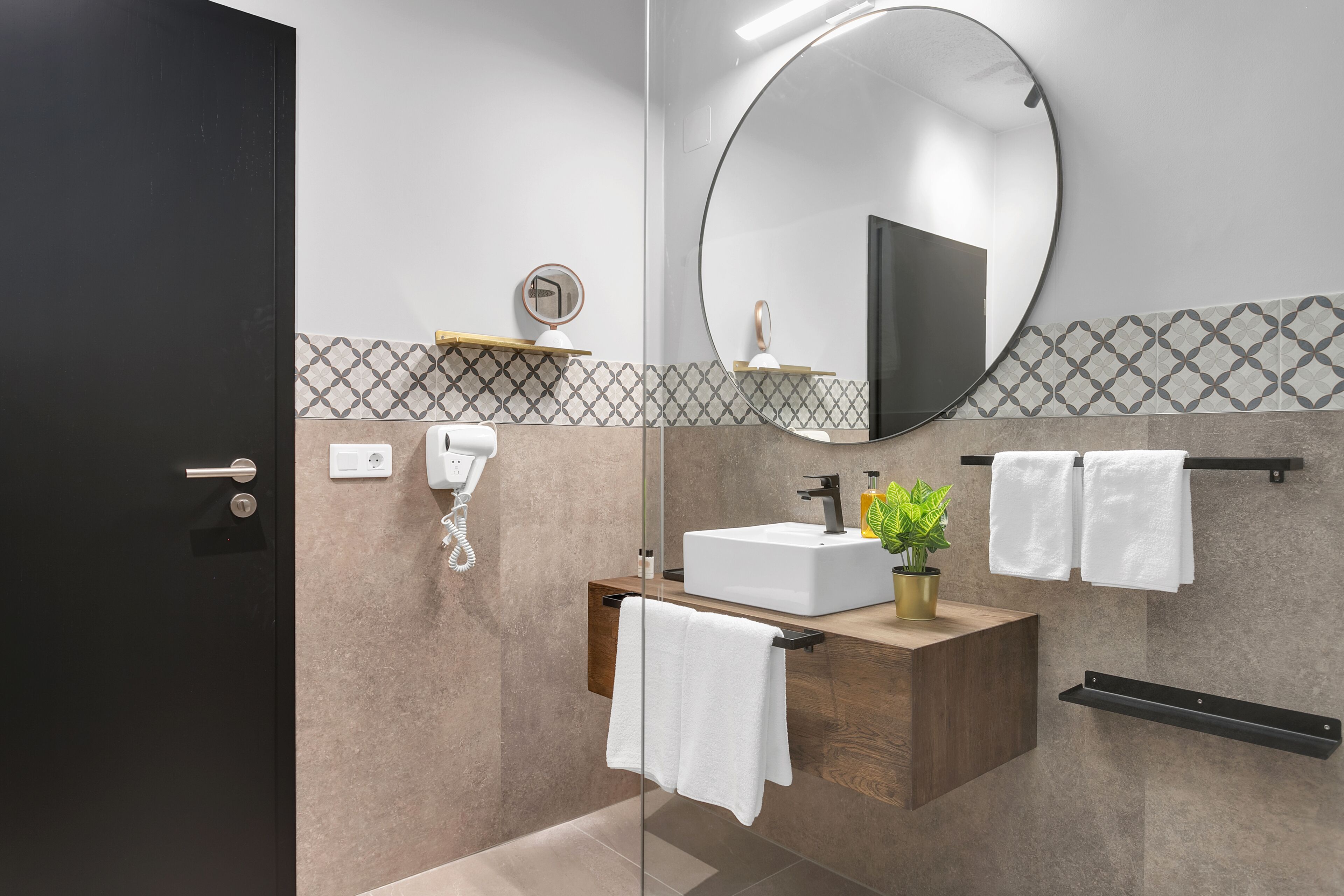 deluxe double room | bathroom | combined shower/bathtub, hair dryer, towels, soap