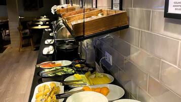 Desayuno buffet diario (EUR 21 por persona)