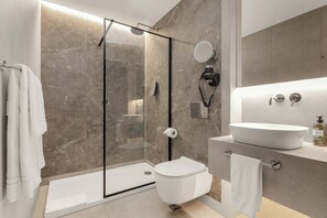 Combined shower/bathtub, hair dryer, towels, soap - Konvin Hotel by Reykjavik Keflavik Airport (Reykjanesbær)