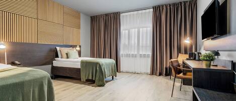 Escritorio, espacio para trabajar con laptop y cortinas blackout