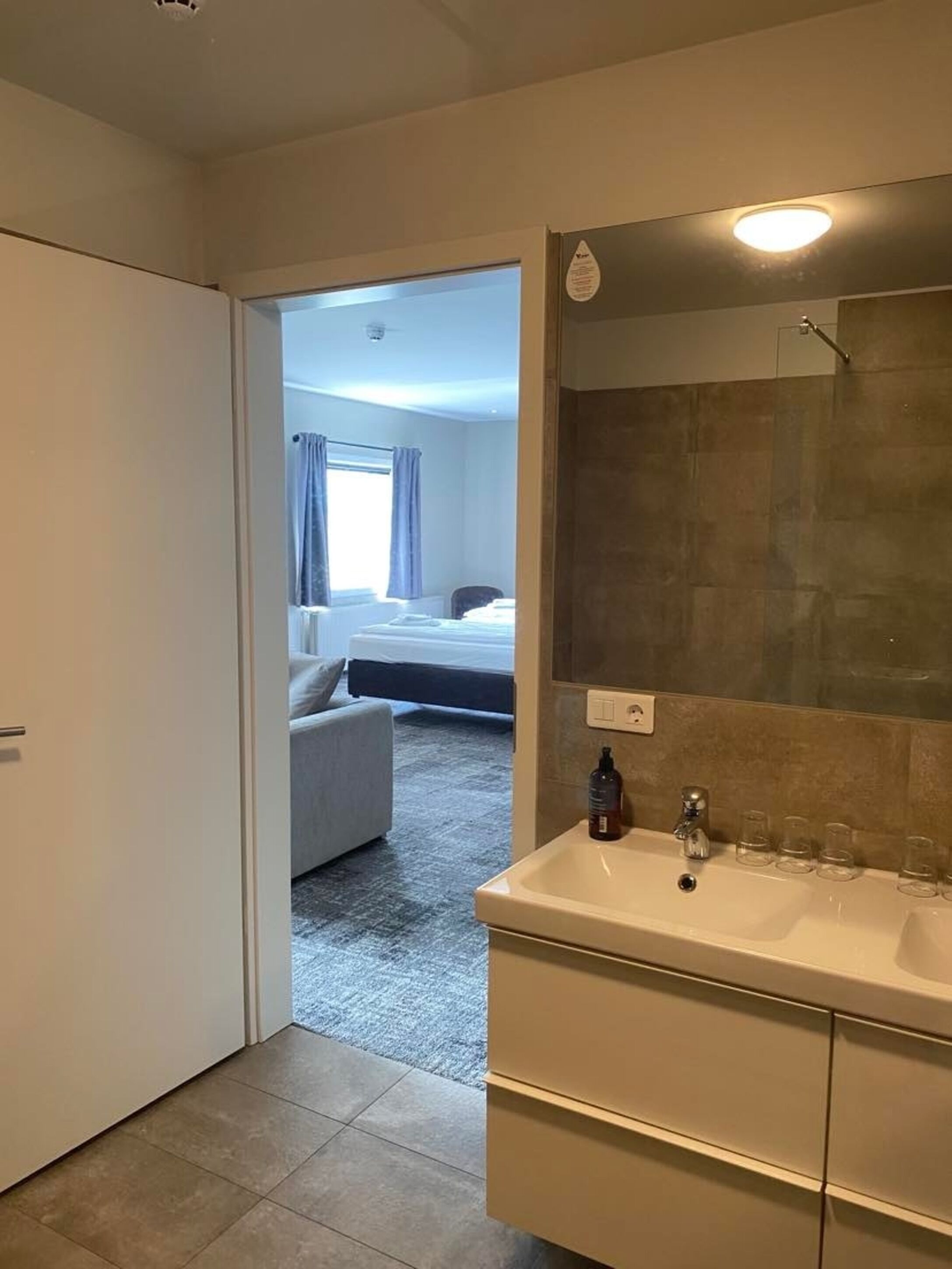 family room (6 people) | bathroom | combined shower/bathtub, hair dryer, towels, soap