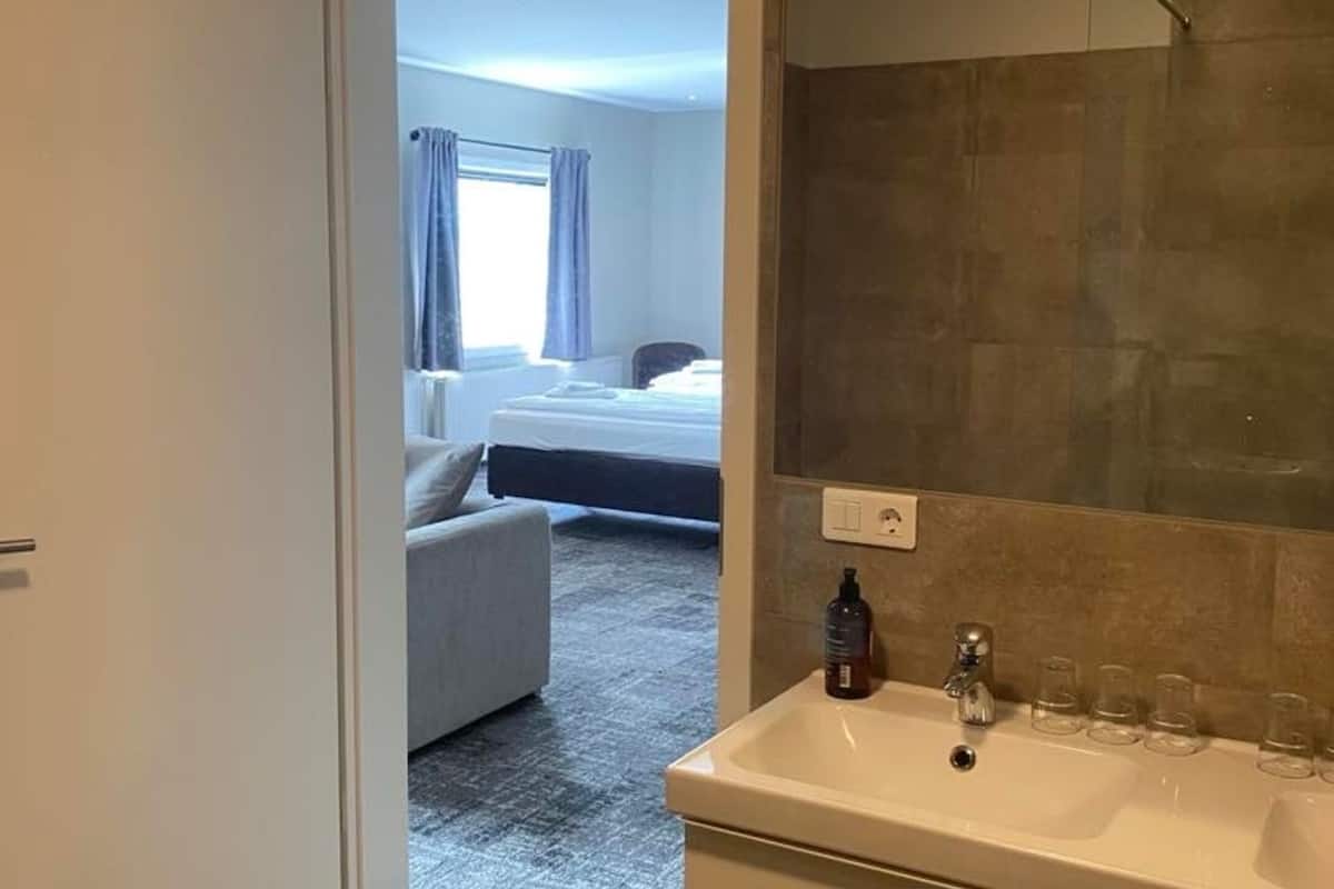 family room (6 people) | bathroom | combined shower/bathtub, hair dryer, towels, soap