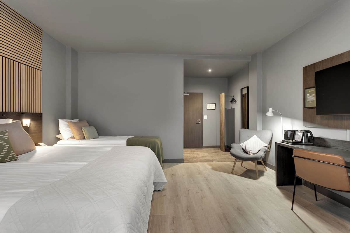 Quadruple Room | Desk, laptop workspace, blackout drapes, soundproofing