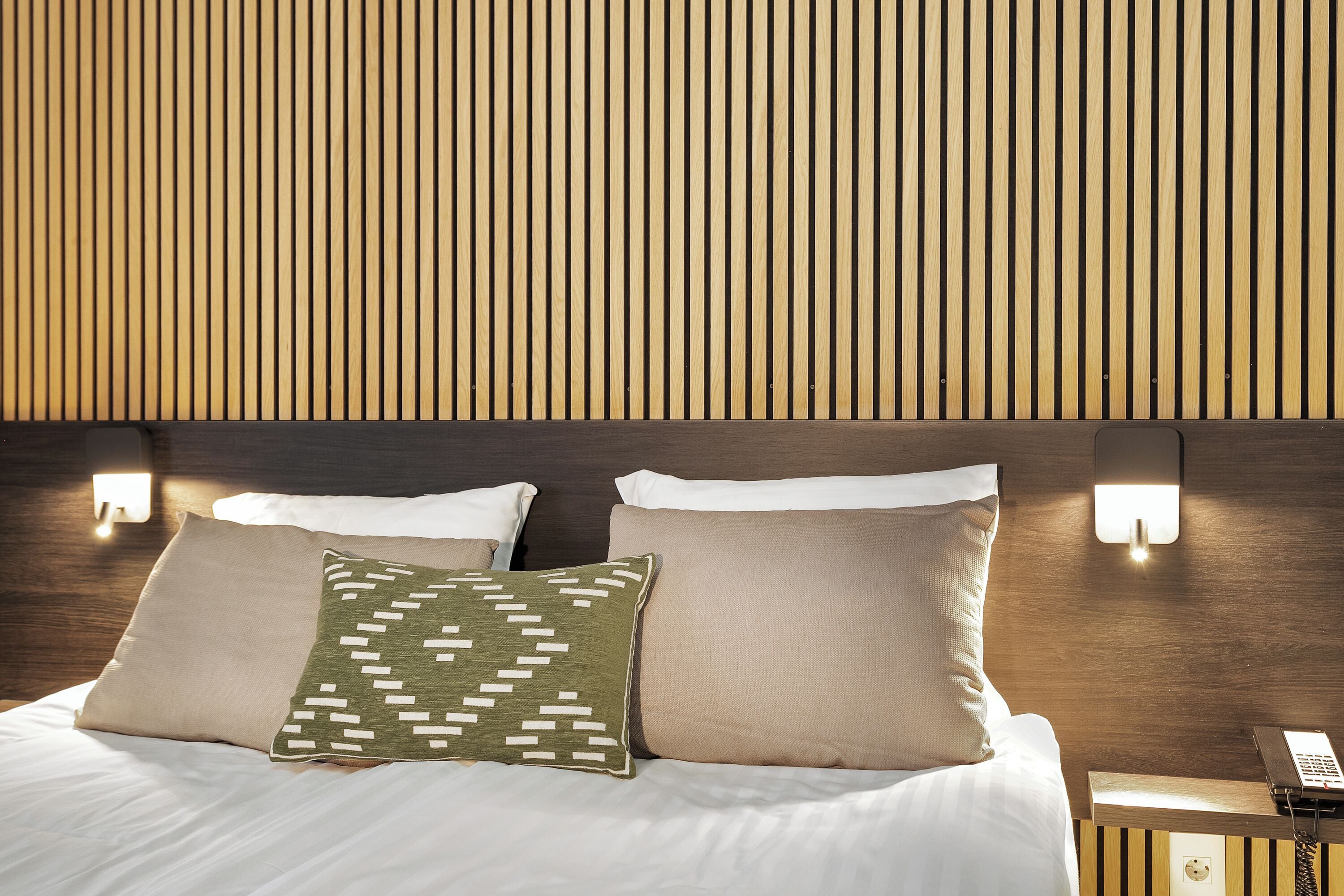 Phòng 3 | Bàn, khu vực làm việc phù hợp cho laptop, màn/rèm cản sáng 