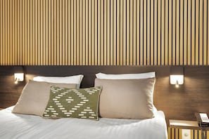 Bureau, espace de travail pour ordinateur portable, rideaux occultants