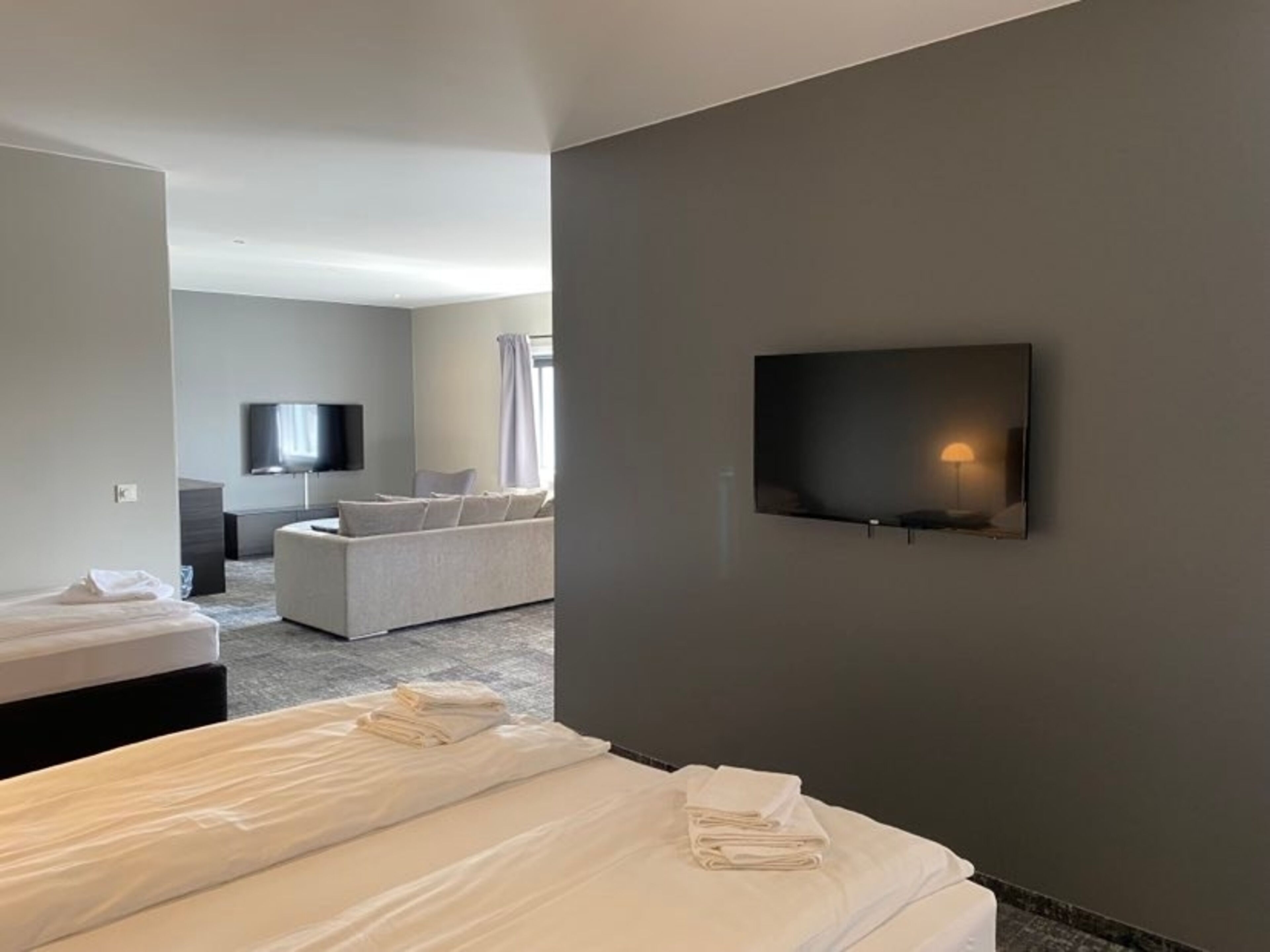 family room (6 people) | 1 bedroom, desk, laptop workspace, blackout curtains