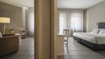 Habitación familiar | Edredón, minibar, escritorio y cunas