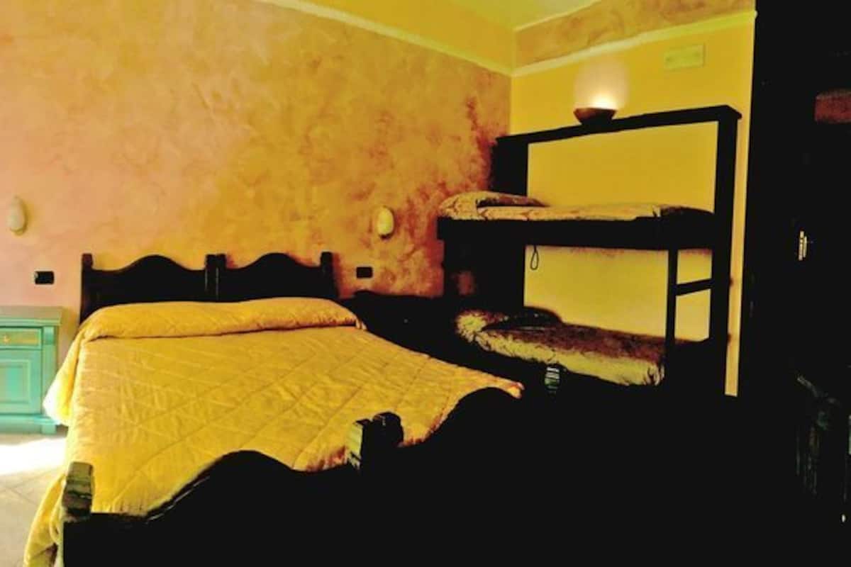 Minibar, desk, cots/infant beds, free WiFi
